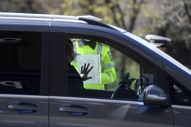 Full lockdown in Bucharest, Romania A romanian policeman checks the documents of a driver stopped in traffic, on a boulevard in Bucharest, Romania, 03 April 2020. Romania s inhabitants are living under a full national lockdown in a bid to slow down the spread of the pandemic COVID-19 disease caused by the SARS-Co-V-2 coronavirus. Romania has confirmed so far 8067 cases of infection with coronavirus SARS-CoV-2 which causes the Covid-19 disease, 400 deaths and 1508 people are reported to be cured and released from hospitals. The Romanian President declared, on 16 March 2020, a state of emergency in the country Credit photo: Alex Nicodim Imago Images Bucharest Romania Copyright: xAlexxNicodimx