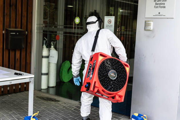 April 17, 2020, Barcelona, Barcelona, Spain: Members of the Barcelona Fire Department are preparing to disinfect a nursing home in the city of Barcelona for the second time during the fifth week after the Government decreed the state of alarm in Spain and recommended that people stay home to convatte the COVID-19 on April 17, 2020 in Barcelona, Spain. Barcelona Spain - ZUMAa181 20200417_zaa_a181_008 Copyright: xJavierxBorregox