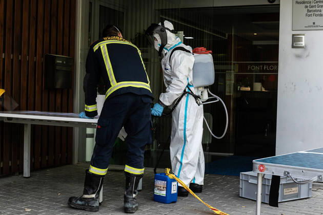 April 17, 2020, Barcelona, Barcelona, Spain: Members of the Barcelona Fire Department are preparing to disinfect a nursing home in the city of Barcelona for the second time during the fifth week after the Government decreed the state of alarm in Spain and recommended that people stay home to convatte the COVID-19 on April 17, 2020 in Barcelona, Spain. Barcelona Spain - ZUMAa181 20200417_zaa_a181_011 Copyright: xJavierxBorregox