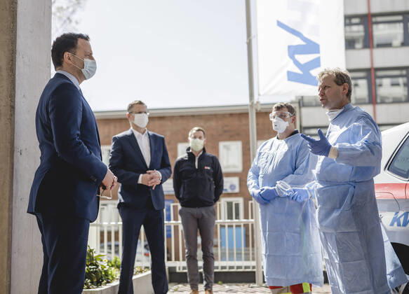 Bundesgesundheitsminister Jens Spahn (CDU) im Rahmen eines Besuchs der Kassenaerztlichen Vereinigung Hamburg. Hamburg, 17.04.2020. Hamburg Germany