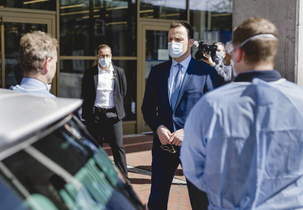 Bundesgesundheitsminister Jens Spahn (CDU) im Rahmen eines Besuchs der Kassenaerztlichen Vereinigung Hamburg. Hamburg, 17.04.2020. Hamburg Germany