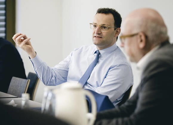 News Bilder des Tages Bundesgesundheitsminister Jens Spahn (CDU) im Rahmen eines Besuchs der Kassenaerztlichen Vereinigung Hamburg. Hamburg, 17.04.2020. Hamburg Germany