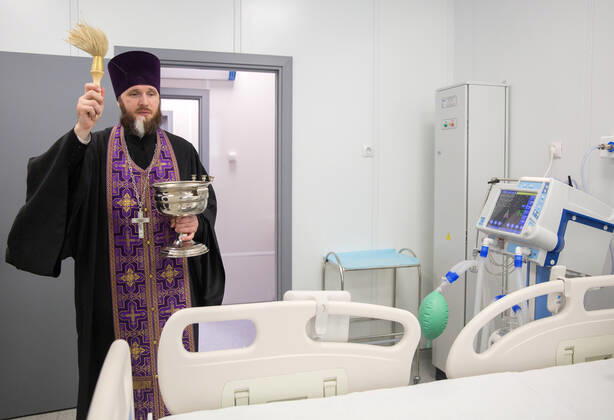 NIZHNY NOVGOROD, RUSSIA - APRIL 17, 2020: A Russian Orthodox priest blesses a multipurpose medical centre for coronavirus patients constructed at army hospital No 422 of the Russian Defence Ministry; the Russian Defence Ministry is building 16 infectious disease centres for COVID-19 patients in various Russian cities; the centres under construction in Odintsovo, Podolsk, Volgograd, Novosibirsk, Orenburg, Ulan-Ude, and Ussuriysk are slated for completion by the end of April. Mikhail Solunin TASS  TS0D61B5