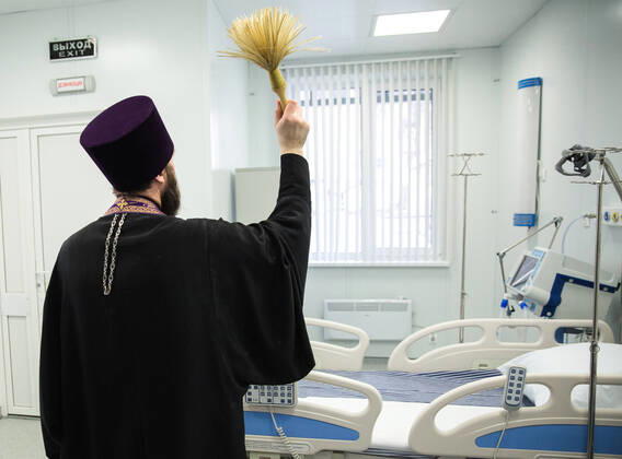 NIZHNY NOVGOROD, RUSSIA - APRIL 17, 2020: A Russian Orthodox priest blesses a multipurpose medical centre for coronavirus patients constructed at army hospital No 422 of the Russian Defence Ministry; the Russian Defence Ministry is building 16 infectious disease centres for COVID-19 patients in various Russian cities; the centres under construction in Odintsovo, Podolsk, Volgograd, Novosibirsk, Orenburg, Ulan-Ude, and Ussuriysk are slated for completion by the end of April. Mikhail Solunin TASS  TS0D61B7