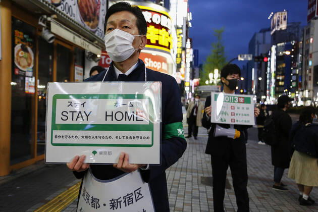 April 17, 2020, Tokyo, Japan: Members of staff of Tokyo Metropolitan Government holing placards call for people to stay home amid an increase of coronavirus infection cases at the entertainment and red-light district of Kabukicho in Shinjuku. Tokyo Governor Yuriko Koike reported, on Friday, 201 cases of coronavirus, the highest number for a single day, for a total of 2,796 in the city. After Prime Minister Shinzo Abe extended a state of emergency nationwide. Tokyo Japan - ZUMAm191 20200417_zap_m191_023 Copyright: xRodrigoxReyesxMarinx