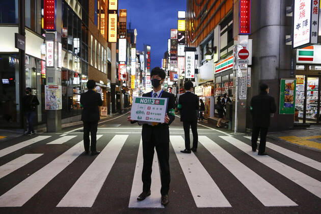 News Bilder des Tages April 17, 2020, Tokyo, Japan: Members of staff of Tokyo Metropolitan Government holing placards call for people to stay home amid an increase of coronavirus infection cases at the entertainment and red-light district of Kabukicho in Shinjuku. Tokyo Governor Yuriko Koike reported, on Friday, 201 cases of coronavirus, the highest number for a single day, for a total of 2,796 in the city. After Prime Minister Shinzo Abe extended a state of emergency nationwide. Tokyo Japan - ZUMAm191 20200417_zap_m191_030 Copyright: xRodrigoxReyesxMarinx