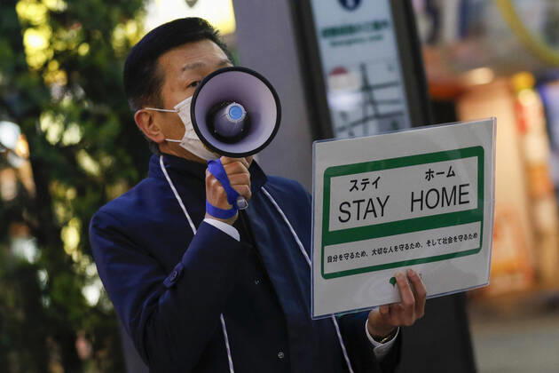 April 17, 2020, Tokyo, Japan: A member of staff of Tokyo Metropolitan Government holing a placard calls for people to stay home amid an increase of coronavirus infection cases at the entertainment and red-light district of Kabukicho in Shinjuku. Tokyo Governor Yuriko Koike reported, on Friday, 201 cases of coronavirus, the highest number for a single day, for a total of 2,796 in the city. After Prime Minister Shinzo Abe extended a state of emergency nationwide. Tokyo Japan - ZUMAm191 20200417_zap_m191_040 Copyright: xRodrigoxReyesxMarinx