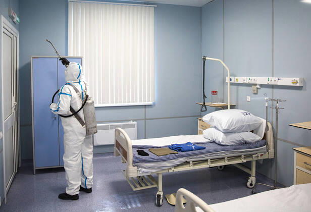 NIZHNY NOVGOROD, RUSSIA - APRIL 17, 2020: A worker sprays a disinfectant in a ward at a multipurpose medical centre for coronavirus patients constructed at army hospital No 422 of the Russian Defence Ministry; the Russian Defence Ministry is building 16 infectious disease centres for COVID-19 patients in various Russian cities; the centres under construction in Odintsovo, Podolsk, Volgograd, Novosibirsk, Orenburg, Ulan-Ude, and Ussuriysk are slated for completion by the end of April. Mikhail Solunin TASS  TS0D61E1