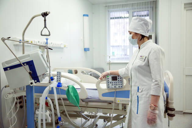 NIZHNY NOVGOROD, RUSSIA - APRIL 17, 2020: A medical worker in an intensive care unit at a multipurpose medical centre for coronavirus patients constructed at army hospital No 422 of the Russian Defence Ministry; the Russian Defence Ministry is building 16 infectious disease centres for COVID-19 patients in various Russian cities; the centres under construction in Odintsovo, Podolsk, Volgograd, Novosibirsk, Orenburg, Ulan-Ude, and Ussuriysk are slated for completion by the end of April. Mikhail Solunin TASS  TS0D61E7