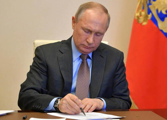 MOSCOW REGION, RUSSIA - APRIL 17, 2020: Russia s President Vladimir Putin during a video conference meeting at the Novo-Ogaryovo residence on building and repurposing hospitals in Russian regions amid the ongoing COVID-19 coronavirus pandemic. Alexei Druzhinin Russian Presidential Press and Information Office TASS  TS0D61F7