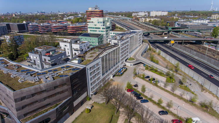 Großangelegte Evakuierung in Hamburger Altenheim 17.04.20 - Hamburg: Aufgrund eines Amtshilfeersuchens der Behörde für Gesundheit und Soziales werden aktuell etwa 40 45 Personen, die nicht mit dem Covid-19 Virus infiziert sind aus dem KerVita Senioren-Zentrum Am Inselpark Evakuiert und vorübergehen in Krankenhäuser isoliert untergebracht. Gegen 15 Uhr startete die Gesundheitsbehörde damit etwa 40 45 auf das Coronavirus negativ getestete Bewohner*innen aus dem KerVita Senioren-Zentrum Am Inselpark mit der Unterstützung durch die Feuerwehr Hamburg und weiteren Hilfsorganisationen in umliegende Krankenhäuser zu verlegen. Dies geschah da sich in der Vergangenheit eine größerer Teil der Bewohner in der Senioren Einrichtung infiziert hatten, sagte ein Sprecher der Behörde für Gesundheit und soziales uns g Copyright: xSebastianxPetersx
