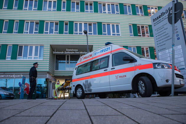 News Bilder des Tages Großangelegte Evakuierung in Hamburger Altenheim 17.04.20 - Hamburg: Aufgrund eines Amtshilfeersuchens der Behörde für Gesundheit und Soziales werden aktuell etwa 40 45 Personen, die nicht mit dem Covid-19 Virus infiziert sind aus dem KerVita Senioren-Zentrum Am Inselpark Evakuiert und vorübergehen in Krankenhäuser isoliert untergebracht. Gegen 15 Uhr startete die Gesundheitsbehörde damit etwa 40 45 auf das Coronavirus negativ getestete Bewohner*innen aus dem KerVita Senioren-Zentrum Am Inselpark mit der Unterstützung durch die Feuerwehr Hamburg und weiteren Hilfsorganisationen in umliegende Krankenhäuser zu verlegen. Dies geschah da sich in der Vergangenheit eine größerer Teil der Bewohner in der Senioren Einrichtung infiziert hatten, sagte ein Sprecher der Behörde für Gesundheit und soziales uns g Copyright: xSebastianxPetersx