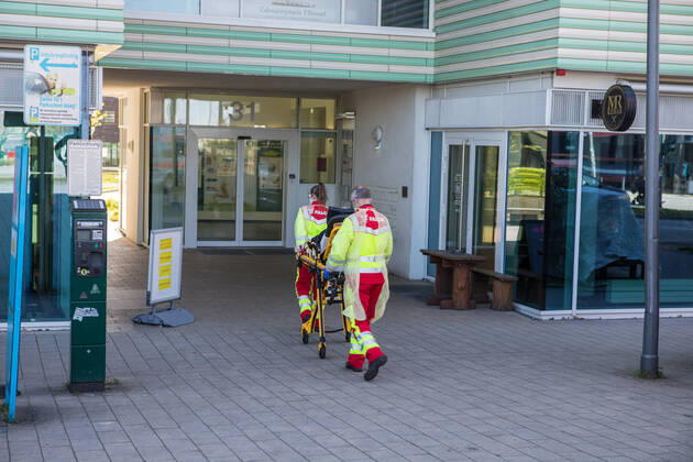 Großangelegte Evakuierung in Hamburger Altenheim 17.04.20 - Hamburg: Aufgrund eines Amtshilfeersuchens der Behörde für Gesundheit und Soziales werden aktuell etwa 40 45 Personen, die nicht mit dem Covid-19 Virus infiziert sind aus dem KerVita Senioren-Zentrum Am Inselpark Evakuiert und vorübergehen in Krankenhäuser isoliert untergebracht. Gegen 15 Uhr startete die Gesundheitsbehörde damit etwa 40 45 auf das Coronavirus negativ getestete Bewohner*innen aus dem KerVita Senioren-Zentrum Am Inselpark mit der Unterstützung durch die Feuerwehr Hamburg und weiteren Hilfsorganisationen in umliegende Krankenhäuser zu verlegen. Dies geschah da sich in der Vergangenheit eine größerer Teil der Bewohner in der Senioren Einrichtung infiziert hatten, sagte ein Sprecher der Behörde für Gesundheit und soziales uns g Copyright: xSebastianxPetersx