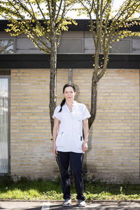 Professionel bokser og vinderen af Vild med dans, Sarah Mahfoud, i praktik paa Plejehjemmet Irlandsvej i Taarnby Kommune paa Amager, fredag den 17. april 2020.. , Copenhagen Denmark Copyright: RitzauxScanpix NielsxChristianxVilmannx cop106 spdk20200417-160019-L