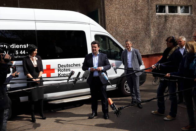 Bildungsbeigeordnete Noosha Aubel (parteilos), Bundessozialminister Hubertus Heil (SPD) und Oberbürgermeister Mike Schubert (SPD), v.l., geben ein Statement vor Beginn des Besuchs der Küche Bisamkiez, die sozial benachteiligten Kindern und Jugendlichen während der Corona-Kontaktbeschränkungen Mittagessen zubereitet, das vom DRK-Fahrdienst verteilt wird, Potsdam, 17. April 2020. BM Heil und OB Schubert besuchen Küche Bisamkiez in Potsdam