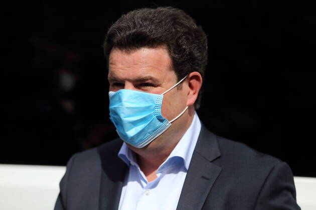 Bundessozialminister Hubertus Heil (SPD) mit Mundschutz beim Besuch der Küche Bisamkiez, die sozial benachteiligten Kindern und Jugendlichen während der Corona-Kontaktbeschränkungen Mittagessen zubereitet, das vom DRK-Fahrdienst verteilt wird, Potsdam, 17. April 2020. BM Heil und OB Schubert besuchen Küche Bisamkiez in Potsdam