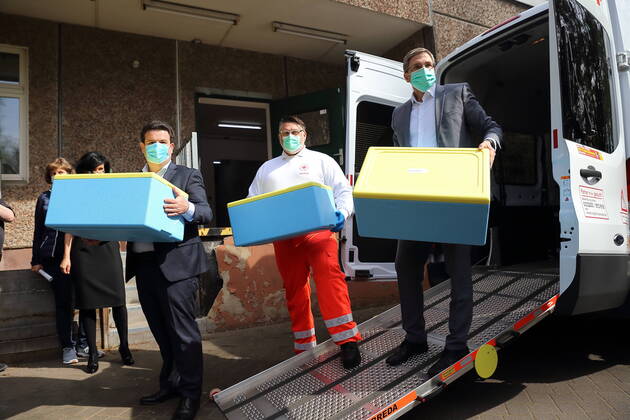 Bundessozialminister Hubertus Heil (SPD) ein DRK-Mitarbeiter und Oberbürgermeister Mike Schubert (SPD), v.l., tragen Transportboxen beim Besuch der Küche Bisamkiez, die sozial benachteiligten Kindern und Jugendlichen während der Corona-Kontaktbeschränkungen Mittagessen zubereitet, das vom DRK-Fahrdienst verteilt wird, Potsdam, 17. April 2020. BM Heil und OB Schubert besuchen Küche Bisamkiez in Potsdam
