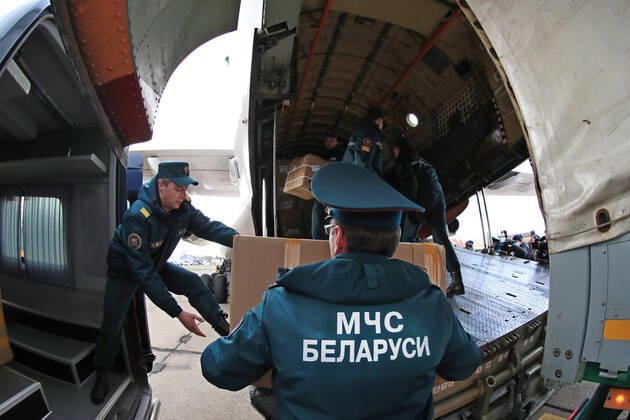 (200417) -- MINSK, April 17, 2020 (Xinhua) -- Soldiers unload Chinese humanitarian aid at an airport in Minsk, Belarus, April 17, 2020. A military transport plane loaded with Chinese humanitarian aid arrived here from Beijing on Friday morning. The special flight, arranged by the Belarusian embassy in China, delivered 32 tons of humanitarian goods to Belarus, including rapid test kits, respirators, medical masks, pulse oximeters, medical protective suits, goggles, infrared thermometers and disposable medical gloves. (Photo by Henadz Zhinkov Xinhua) BELARUS-MINSK-CHINA-AID-ARRIVAL
