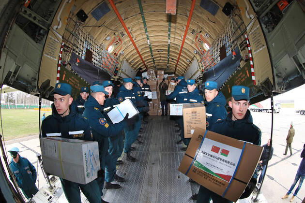 (200417) -- MINSK, April 17, 2020 (Xinhua) -- Soldiers unload Chinese humanitarian aid at an airport in Minsk, Belarus, April 17, 2020. A military transport plane loaded with Chinese humanitarian aid arrived here from Beijing on Friday morning. The special flight, arranged by the Belarusian embassy in China, delivered 32 tons of humanitarian goods to Belarus, including rapid test kits, respirators, medical masks, pulse oximeters, medical protective suits, goggles, infrared thermometers and disposable medical gloves. (Photo by Henadz Zhinkov Xinhua) BELARUS-MINSK-CHINA-AID-ARRIVAL