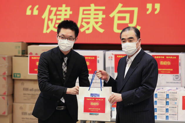 (200417) -- TOKYO, April 17, 2020 -- Chinese Ambassador to Japan Kong Xuanyou (R) distributes a health kit to a student at the Chinese Embassy in Japan in Tokyo, Japan, April 17, 2020. The Chinese Embassy in Japan on Friday held a ceremony to distribute health kits containing face masks and other supplies to Chinese students studying in Japan. ) JAPAN-TOKYO-COVID-19-CHINA-OVERSEAS STUDENTS-HEALTH KITS DuxXiaoyi 