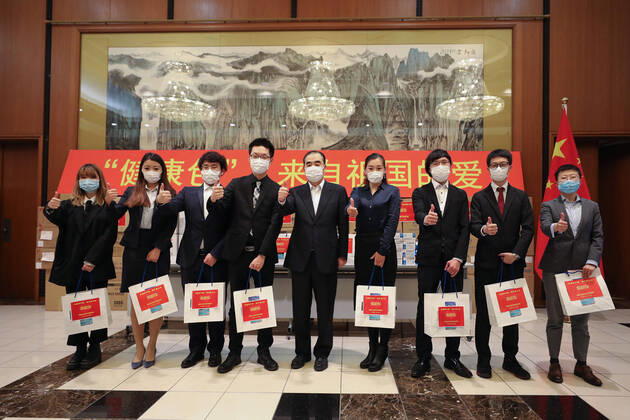 (200417) -- TOKYO, April 17, 2020 -- Chinese Ambassador to Japan Kong Xuanyou (C) poses for a group photo with representatives of Chinese students during a ceremony held to distribute health kits at the Chinese Embassy in Japan in Tokyo, Japan, April 17, 2020. The Chinese Embassy in Japan on Friday held a ceremony to distribute health kits containing face masks and other supplies to Chinese students studying in Japan. ) JAPAN-TOKYO-COVID-19-CHINA-OVERSEAS STUDENTS-HEALTH KITS DuxXiaoyi 