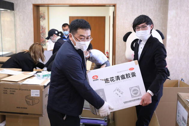 (200417) -- TOKYO, April 17, 2020 -- Staff members of the Chinese Embassy in Japan and representatives of Chinese students arrange health kits in Tokyo, Japan, April 17, 2020. The Chinese Embassy in Japan on Friday held a ceremony to distribute health kits containing face masks and other supplies to Chinese students studying in Japan. ) JAPAN-TOKYO-COVID-19-CHINA-OVERSEAS STUDENTS-HEALTH KITS DuxXiaoyi 