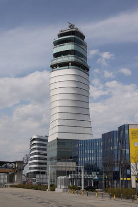 Corona Krise Flughafen Wien Schwechat Menschenleer Wien, Flughafen, 17. 04. 2020 Flughafen Wien - Tower