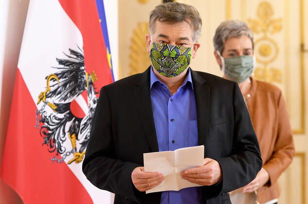 Wien AUT, Akutelle Entwicklungen zur Coronaerkrankung in Oesterreich 17.04.2020, Bundeskanzleramt, Wien, AUT, Akutelle Entwicklungen zur Coronaerkrankung in Oesterreich, Pressekonferenz zum Thema Aktuelles im Bereich Kunst und Kultur sowie Veranstaltungen im Allgemeinen, im Bild Vizekanzler Werner Kogler (G) und Staatssekretaerin Ulrike Lunacek (G) Vizekanzler Werner Kogler (G) und Staatssekretaerin Ulrike Lunacek (G) during a press conference on the subject news in the field of art and culture as well as events in general of Austrian Goverment about the Coronavirus Pandemie at the Bundeskanzleramt in Wien, Austria on 2020 04 17. Copyright: xPool Eibner-Pressefotox EP_str