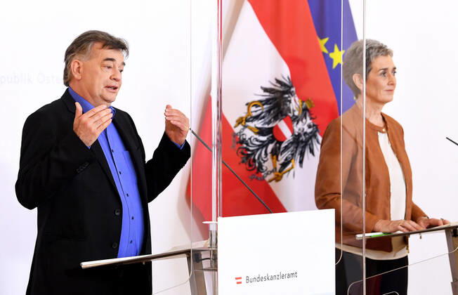 Wien AUT, Akutelle Entwicklungen zur Coronaerkrankung in Oesterreich 17.04.2020, Bundeskanzleramt, Wien, AUT, Akutelle Entwicklungen zur Coronaerkrankung in Oesterreich, Pressekonferenz zum Thema Aktuelles im Bereich Kunst und Kultur sowie Veranstaltungen im Allgemeinen, im Bild Vizekanzler Werner Kogler (G) und Staatssekretaerin Ulrike Lunacek (G) Vizekanzler Werner Kogler (G) und Staatssekretaerin Ulrike Lunacek (G) during a press conference on the subject news in the field of art and culture as well as events in general of Austrian Goverment about the Coronavirus Pandemie at the Bundeskanzleramt in Wien, Austria on 2020 04 17. Copyright: xPool Eibner-Pressefotox EP_str