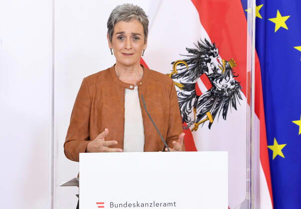 Wien AUT, Akutelle Entwicklungen zur Coronaerkrankung in Oesterreich 17.04.2020, Bundeskanzleramt, Wien, AUT, Akutelle Entwicklungen zur Coronaerkrankung in Oesterreich, Pressekonferenz zum Thema Aktuelles im Bereich Kunst und Kultur sowie Veranstaltungen im Allgemeinen, im Bild Staatssekretaerin Ulrike Lunacek (G) Staatssekretaerin Ulrike Lunacek (G) during a press conference on the subject news in the field of art and culture as well as events in general of Austrian Goverment about the Coronavirus Pandemie at the Bundeskanzleramt in Wien, Austria on 2020 04 17. Copyright: xPool Eibner-Pressefotox EP_str
