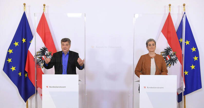 Wien AUT, Akutelle Entwicklungen zur Coronaerkrankung in Oesterreich 17.04.2020, Bundeskanzleramt, Wien, AUT, Akutelle Entwicklungen zur Coronaerkrankung in Oesterreich, Pressekonferenz zum Thema Aktuelles im Bereich Kunst und Kultur sowie Veranstaltungen im Allgemeinen, im Bild Vizekanzler Werner Kogler (Gruene) und Staatssekretaerin Ulrike Lunacek (Gruene) Vizekanzler Werner Kogler (Gruene) und Staatssekretaerin Ulrike Lunacek (Gruene) during a press conference on the subject news in the field of art and culture as well as events in general of Austrian Goverment about the Coronavirus Pandemie at the Bundeskanzleramt in Wien, Austria on 2020 04 17. Copyright: xPool Eibner-Pressefotox EP_str