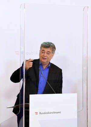 Wien AUT, Akutelle Entwicklungen zur Coronaerkrankung in Oesterreich 17.04.2020, Bundeskanzleramt, Wien, AUT, Akutelle Entwicklungen zur Coronaerkrankung in Oesterreich, Pressekonferenz zum Thema Aktuelles im Bereich Kunst und Kultur sowie Veranstaltungen im Allgemeinen, im Bild Vizekanzler Werner Kogler (Gruene) Vizekanzler Werner Kogler (Gruene) during a press conference on the subject news in the field of art and culture as well as events in general of Austrian Goverment about the Coronavirus Pandemie at the Bundeskanzleramt in Wien, Austria on 2020 04 17. Copyright: xPool Eibner-Pressefotox EP_str