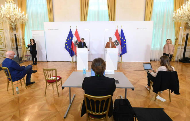 Wien AUT, Akutelle Entwicklungen zur Coronaerkrankung in Oesterreich 17.04.2020, Bundeskanzleramt, Wien, AUT, Akutelle Entwicklungen zur Coronaerkrankung in Oesterreich, Pressekonferenz zum Thema Aktuelles im Bereich Kunst und Kultur sowie Veranstaltungen im Allgemeinen, im Bild Vizekanzler Werner Kogler (Gruene) und Staatssekretaerin Ulrike Lunacek (Gruene) Vizekanzler Werner Kogler (Gruene) und Staatssekretaerin Ulrike Lunacek (Gruene) during a press conference on the subject news in the field of art and culture as well as events in general of Austrian Goverment about the Coronavirus Pandemie at the Bundeskanzleramt in Wien, Austria on 2020 04 17. Copyright: xPool Eibner-Pressefotox EP_str