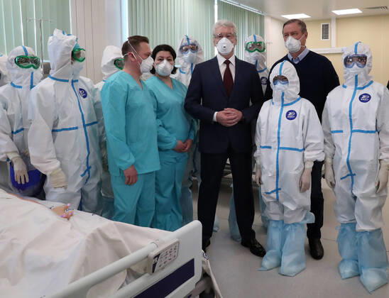 News Bilder des Tages MOSCOW, RUSSIA - APRIL 17, 2020: Moscow Mayor Sergei Sobyanin (C) during the opening of a new infectious diseases hospital for COVID-19 coronavirus patients in the village of Voronovskoye. Vladimir Gerdo TASS  TS0D6227