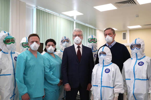MOSCOW, RUSSIA - APRIL 17, 2020: Moscow Mayor Sergei Sobyanin (C) during the opening of a new infectious diseases hospital for COVID-19 coronavirus patients in the village of Voronovskoye. Vladimir Gerdo TASS  TS0D6228