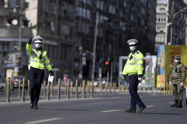 Full lockdown in Bucharest, Romania Romanian police officers stop cars to check the documents of drivers in traffic, on a boulevard in Bucharest, Romania, 03 April 2020. Romania s inhabitants are living under a full national lockdown in a bid to slow down the spread of the pandemic COVID-19 disease caused by the SARS-Co-V-2 coronavirus. Romania has confirmed so far 8067 cases of infection with coronavirus SARS-CoV-2 which causes the Covid-19 disease, 400 deaths and 1508 people are reported to be cured and released from hospitals. The Romanian President declared, on 16 March 2020, a state of emergency in the country Credit photo: Alex Nicodim Imago Images Bucharest Romania Copyright: xAlexxNicodimx