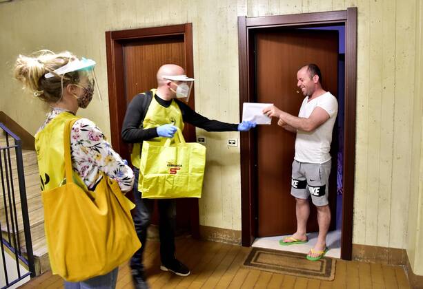 Milan, Delivery of masks of the Aiutarci Milano association, ARCI, in the popular housing aler of the Isola District for the coronavirus emergency (Duilio Piaggesi Fotogramma, Milan - 2020-04-17) p.s. la foto e utilizzabile nel rispetto del contesto in cui e stata scattata, e senza intento diffamatorio del decoro delle persone rappresentate  Copyright: xDuilioxPiaggesix xFOTOGRAMMAx