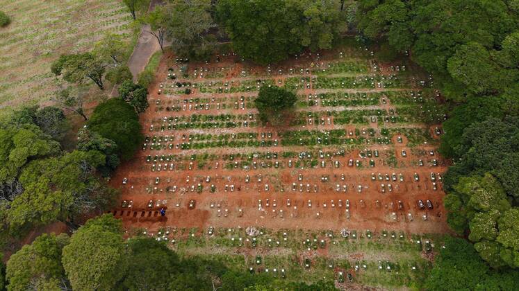 April 17, 2020, Sao Paulo, Sao Paulo, Brazil: Aerial view of the Vila Formosa cemetery, on the east side of SoÂ£o Paulo, on Friday 17. The cemetery, which is the largest in Latin America, has been doing about 50 burials a day, due to the coronavirus pandemic Sao Paulo Brazil - ZUMAl146 20200417_zaf_l146_001 Copyright: xPauloxLopesx