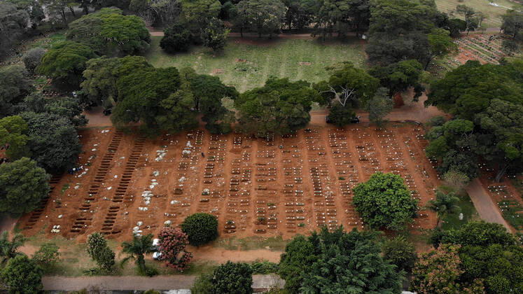 April 17, 2020, Sao Paulo, Sao Paulo, Brazil: Aerial view of the Vila Formosa cemetery, on the east side of SoÂ£o Paulo, on Friday 17. The cemetery, which is the largest in Latin America, has been doing about 50 burials a day, due to the coronavirus pandemic Sao Paulo Brazil - ZUMAl146 20200417_zaf_l146_004 Copyright: xPauloxLopesx