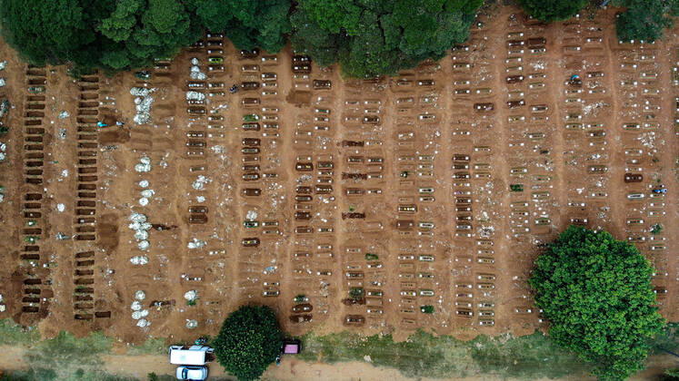 News Bilder des Tages April 17, 2020, Sao Paulo, Sao Paulo, Brazil: Aerial view of the Vila Formosa cemetery, on the east side of SoÂ£o Paulo, on Friday 17. The cemetery, which is the largest in Latin America, has been doing about 50 burials a day, due to the coronavirus pandemic Sao Paulo Brazil - ZUMAl146 20200417_zaf_l146_005 Copyright: xPauloxLopesx