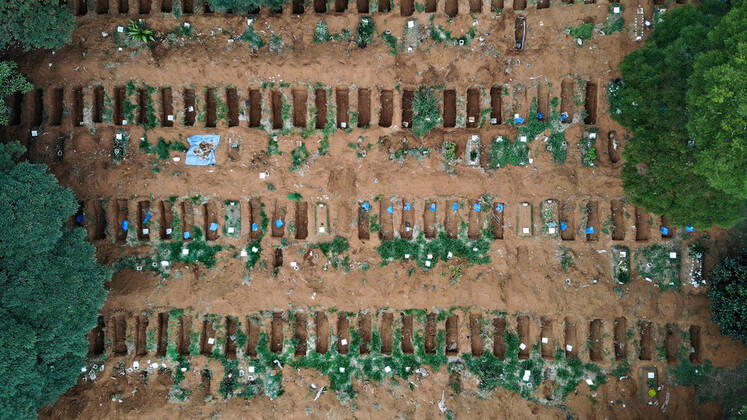 April 17, 2020, Sao Paulo, Sao Paulo, Brazil: Aerial view of the Vila Formosa cemetery, on the east side of SoÂ£o Paulo, on Friday 17. The cemetery, which is the largest in Latin America, has been doing about 50 burials a day, due to the coronavirus pandemic Sao Paulo Brazil - ZUMAl146 20200417_zaf_l146_006 Copyright: xPauloxLopesx