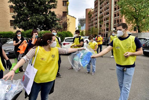 Milan, Delivery of masks of the Aiutarci Milano association, ARCI, in the popular housing aler of the Isola District for the coronavirus emergency (Duilio Piaggesi Fotogramma, Milan - 2020-04-17) p.s. la foto e utilizzabile nel rispetto del contesto in cui e stata scattata, e senza intento diffamatorio del decoro delle persone rappresentate  Copyright: xDuilioxPiaggesix xFOTOGRAMMAx