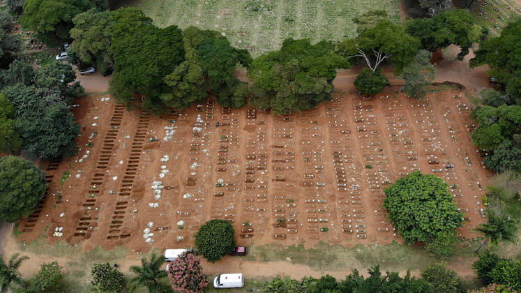 April 17, 2020, Sao Paulo, Sao Paulo, Brazil: Aerial view of the Vila Formosa cemetery, on the east side of SoÂ£o Paulo, on Friday 17. The cemetery, which is the largest in Latin America, has been doing about 50 burials a day, due to the coronavirus pandemic Sao Paulo Brazil - ZUMAl146 20200417_zaf_l146_008 Copyright: xPauloxLopesx