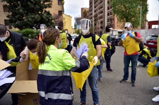 Milan, Delivery of masks of the Aiutarci Milano association, ARCI, in the popular housing aler of the Isola District for the coronavirus emergency (Duilio Piaggesi Fotogramma, Milan - 2020-04-17) p.s. la foto e utilizzabile nel rispetto del contesto in cui e stata scattata, e senza intento diffamatorio del decoro delle persone rappresentate  Copyright: xDuilioxPiaggesix xFOTOGRAMMAx