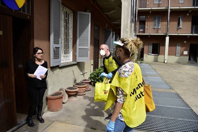 Milan, Delivery of masks of the Aiutarci Milano association, ARCI, in the popular housing aler of the Isola District for the coronavirus emergency (Duilio Piaggesi Fotogramma, Milan - 2020-04-17) p.s. la foto e utilizzabile nel rispetto del contesto in cui e stata scattata, e senza intento diffamatorio del decoro delle persone rappresentate  Copyright: xDuilioxPiaggesix xFOTOGRAMMAx