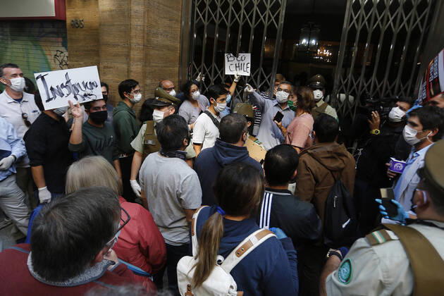 Santiago April 17, 2020 Agglomeration of people in Notarys office of the center for processing of settlements, rentals, banking and many others Only a few notaries are working during the coronavirus pandemic Marcelo Hernandez Aton Chile, Santiago Chile Aton 412594  Copyright: MARCELOxHERNANDEZ ATONxCHILE
