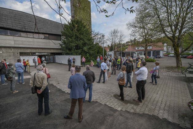Notfallzentrum und Fieberambulanz für Corona-Patienten, Landrat Klaus Pavel nimmt am 17.04.2020 die Eröffnung der Fieberambulanz und den parallel erfolgten Umbau der Großsporthalle Schwäbisch Gmünd zu einem Ärztlichen Notfallzentrum vor. Das Ärztliche Notfallzentrum des Landkreises ist - wie auch das Aalener Notfallzentrum - in das Corona-Netzwerk des Ostalbkreises eingebunden. In der Großsporthalle Schwäbisch Gmünd werden bei einer möglichen Vollbelegung bis zu 125 Betten untergebracht werden. Schwäbisch Gmünd Baden-Württemberg Deutschland Schwäbisch Gmünd