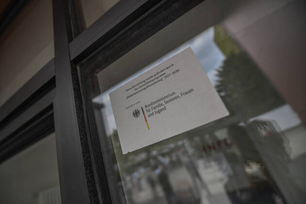 Notfallzentrum und Fieberambulanz für Corona-Patienten, Landrat Klaus Pavel nimmt am 17.04.2020 die Eröffnung der Fieberambulanz und den parallel erfolgten Umbau der Großsporthalle Schwäbisch Gmünd zu einem Ärztlichen Notfallzentrum vor. Das Ärztliche Notfallzentrum des Landkreises ist - wie auch das Aalener Notfallzentrum - in das Corona-Netzwerk des Ostalbkreises eingebunden. In der Großsporthalle Schwäbisch Gmünd werden bei einer möglichen Vollbelegung bis zu 125 Betten untergebracht werden. Schwäbisch Gmünd Baden-Württemberg Deutschland Schwäbisch Gmünd