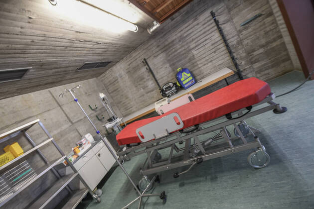 Notfallzentrum und Fieberambulanz für Corona-Patienten, Landrat Klaus Pavel nimmt am 17.04.2020 die Eröffnung der Fieberambulanz und den parallel erfolgten Umbau der Großsporthalle Schwäbisch Gmünd zu einem Ärztlichen Notfallzentrum vor. Das Ärztliche Notfallzentrum des Landkreises ist - wie auch das Aalener Notfallzentrum - in das Corona-Netzwerk des Ostalbkreises eingebunden. In der Großsporthalle Schwäbisch Gmünd werden bei einer möglichen Vollbelegung bis zu 125 Betten untergebracht werden. Schwäbisch Gmünd Baden-Württemberg Deutschland Schwäbisch Gmünd