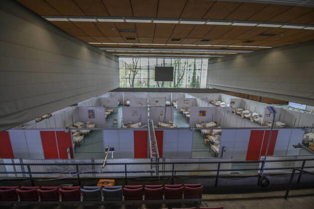 Notfallzentrum und Fieberambulanz für Corona-Patienten, Landrat Klaus Pavel nimmt am 17.04.2020 die Eröffnung der Fieberambulanz und den parallel erfolgten Umbau der Großsporthalle Schwäbisch Gmünd zu einem Ärztlichen Notfallzentrum vor. Das Ärztliche Notfallzentrum des Landkreises ist - wie auch das Aalener Notfallzentrum - in das Corona-Netzwerk des Ostalbkreises eingebunden. In der Großsporthalle Schwäbisch Gmünd werden bei einer möglichen Vollbelegung bis zu 125 Betten untergebracht werden. Schwäbisch Gmünd Baden-Württemberg Deutschland Schwäbisch Gmünd